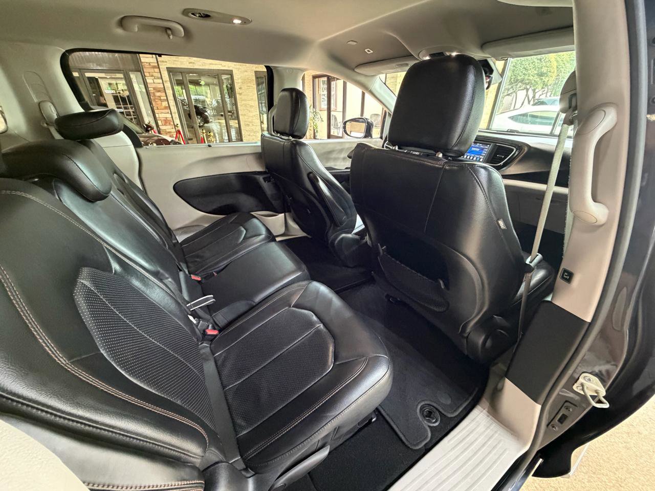 Used 2019 Chrysler Pacifica Touring-L image 16