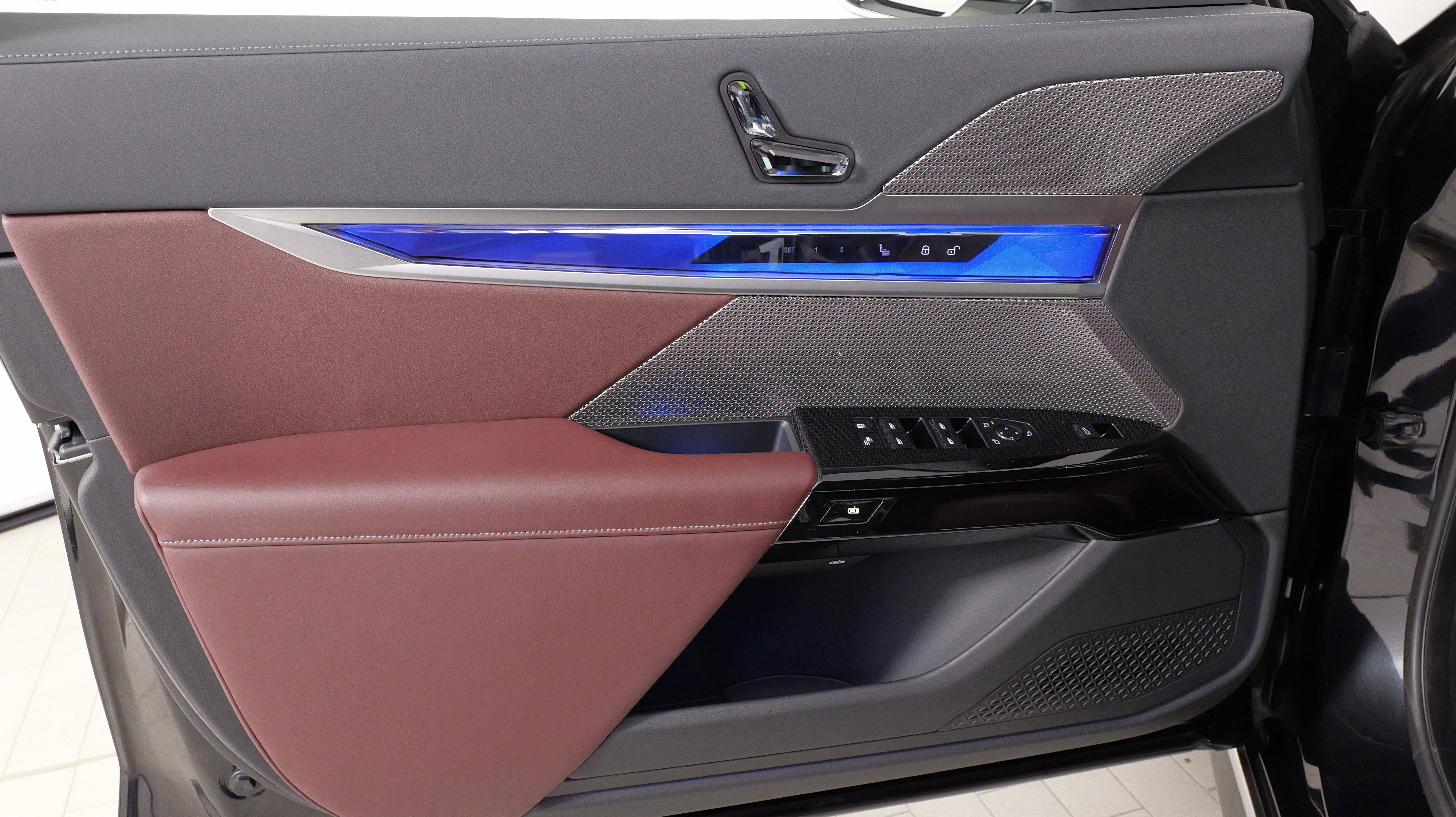 Used 2024 BMW i7 xDrive60 w/ Executive Package image 23