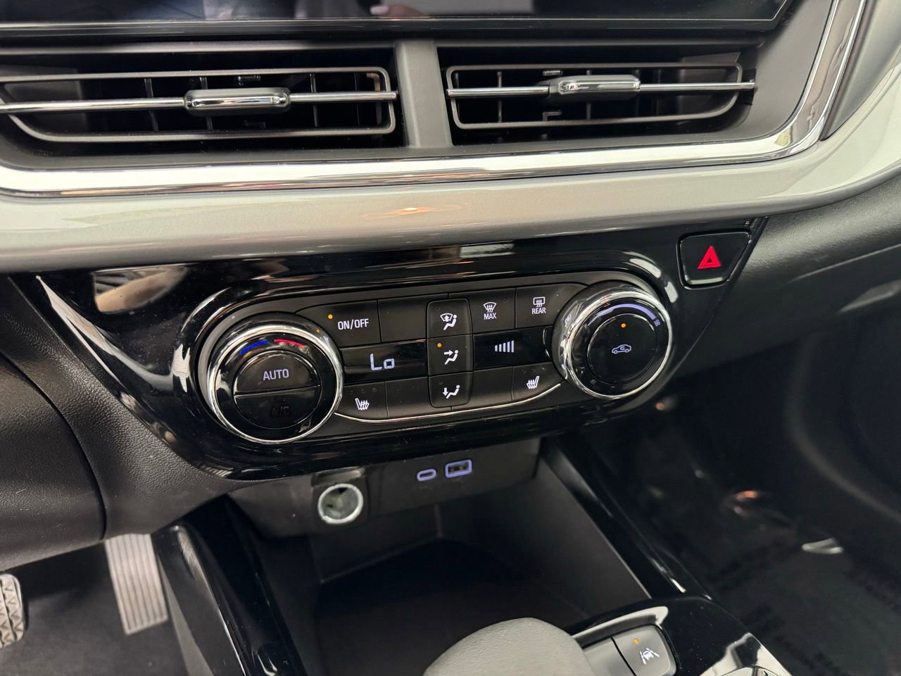 Used 2025 Chevrolet Trax LT w/ LT Convenience Package FWD image 22