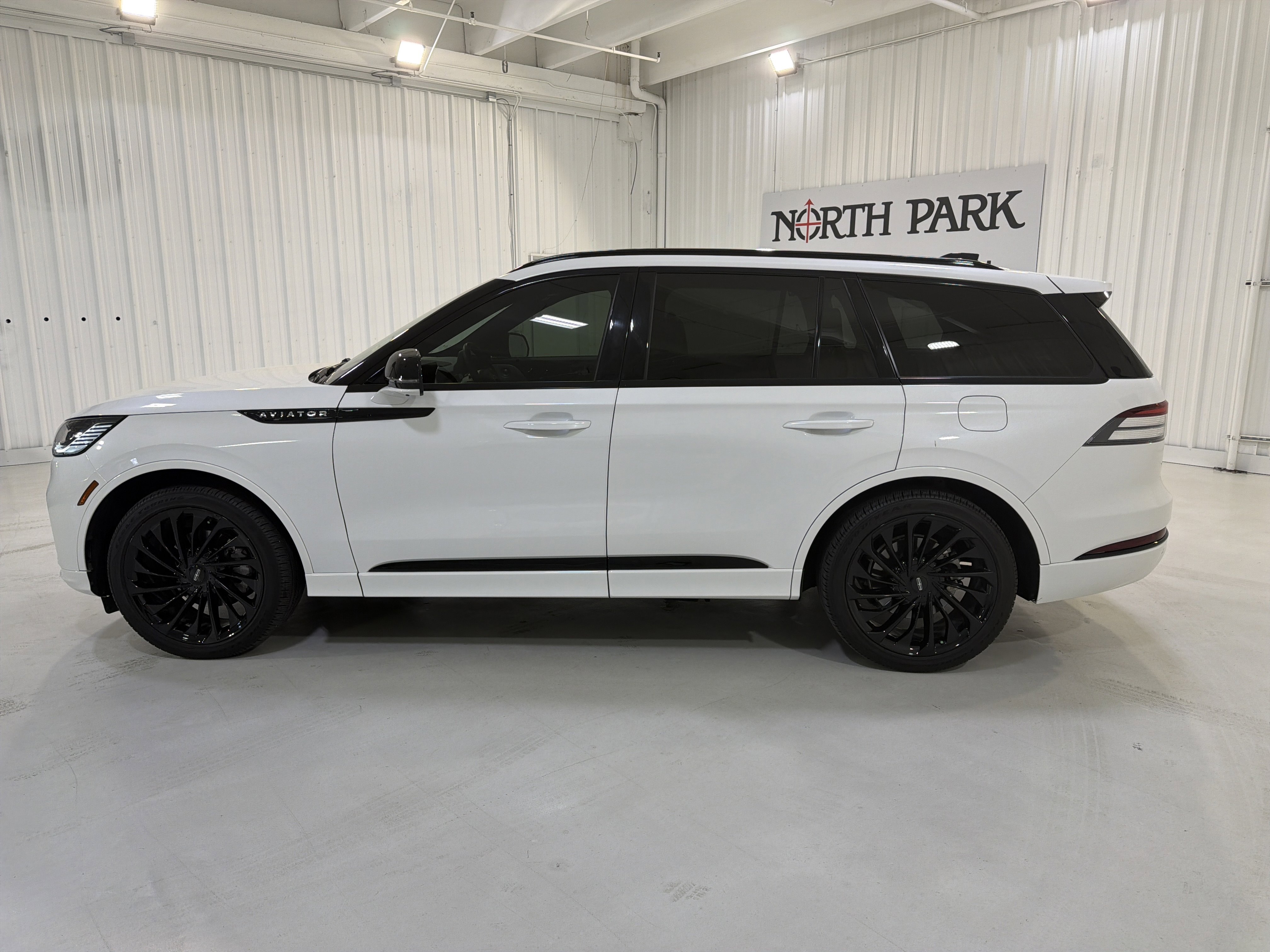 Used 2025 Lincoln Aviator Reserve w/ Luxury Package image 2
