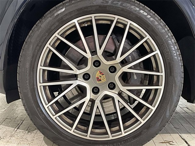 Used 2022 Porsche Cayenne Platinum Edition w/ Premium Package Plus image 13