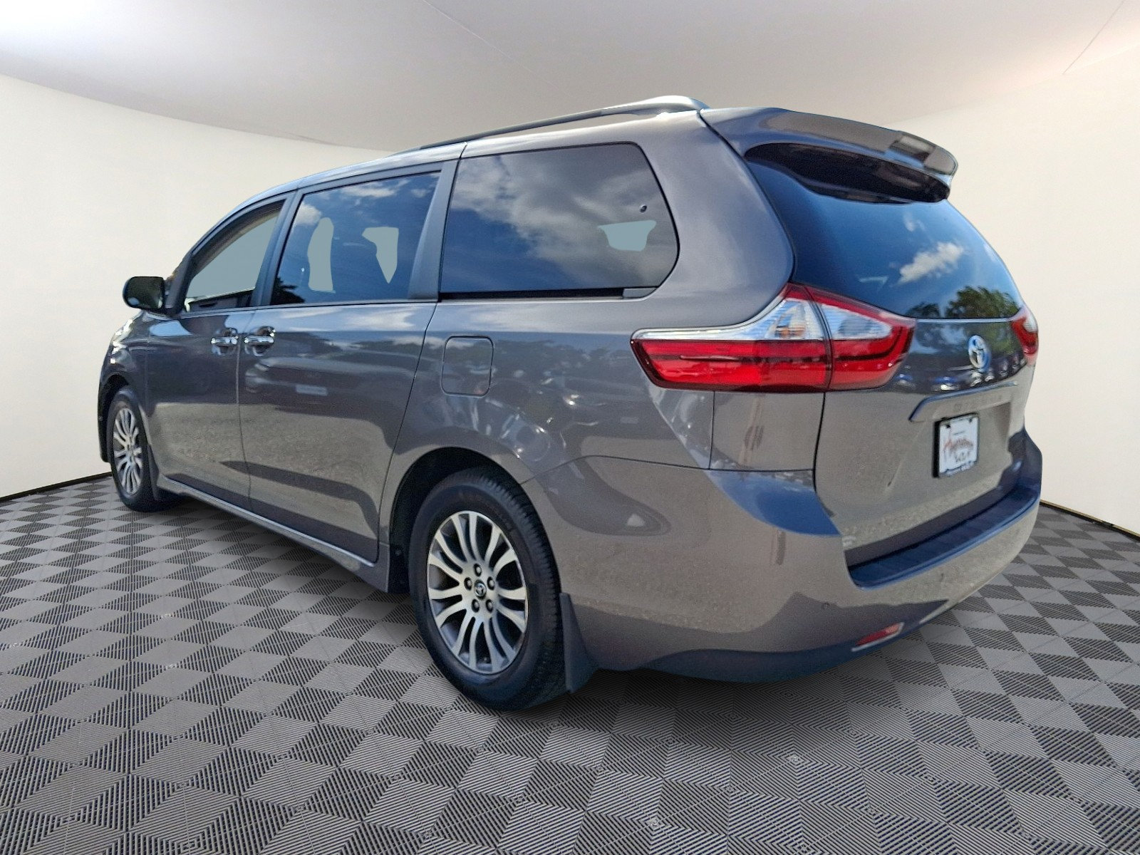 Used 2018 Toyota Sienna XLE w/ XLE Navigation Package FWD image 4