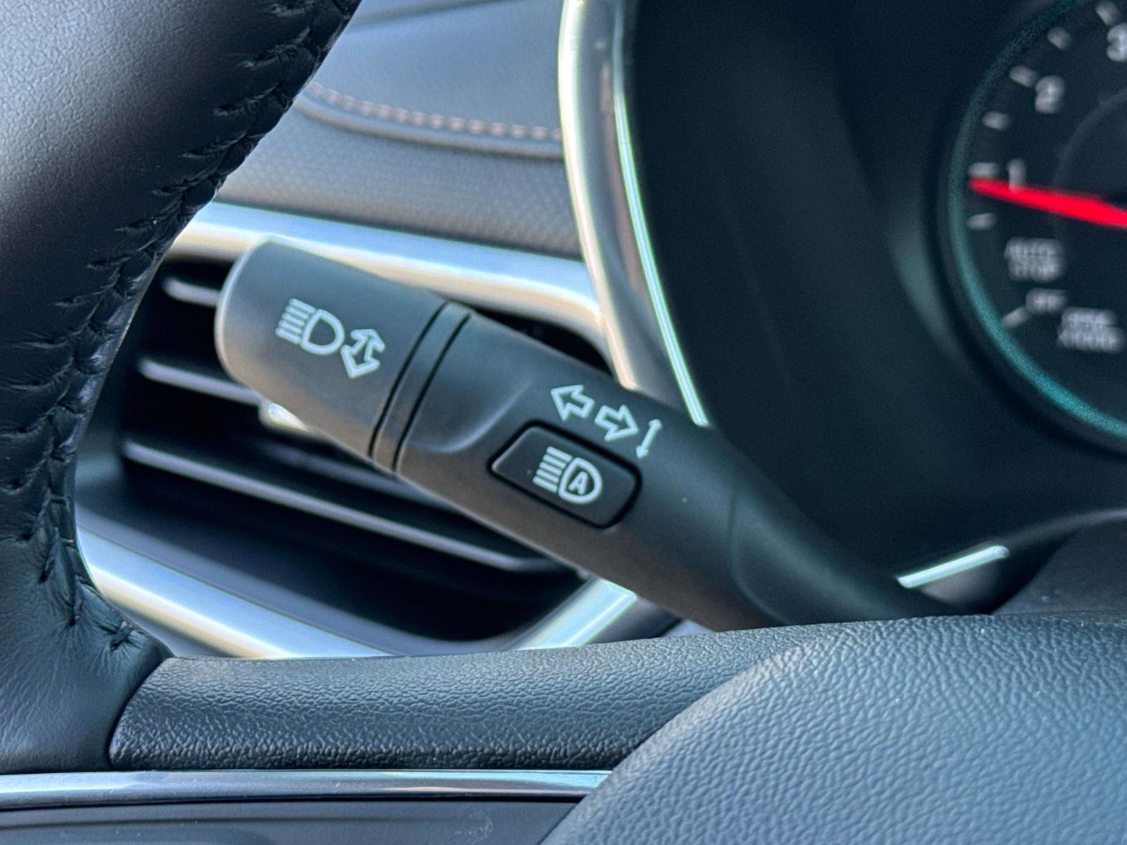 Used 2020 Chevrolet Equinox Premier FWD image 12