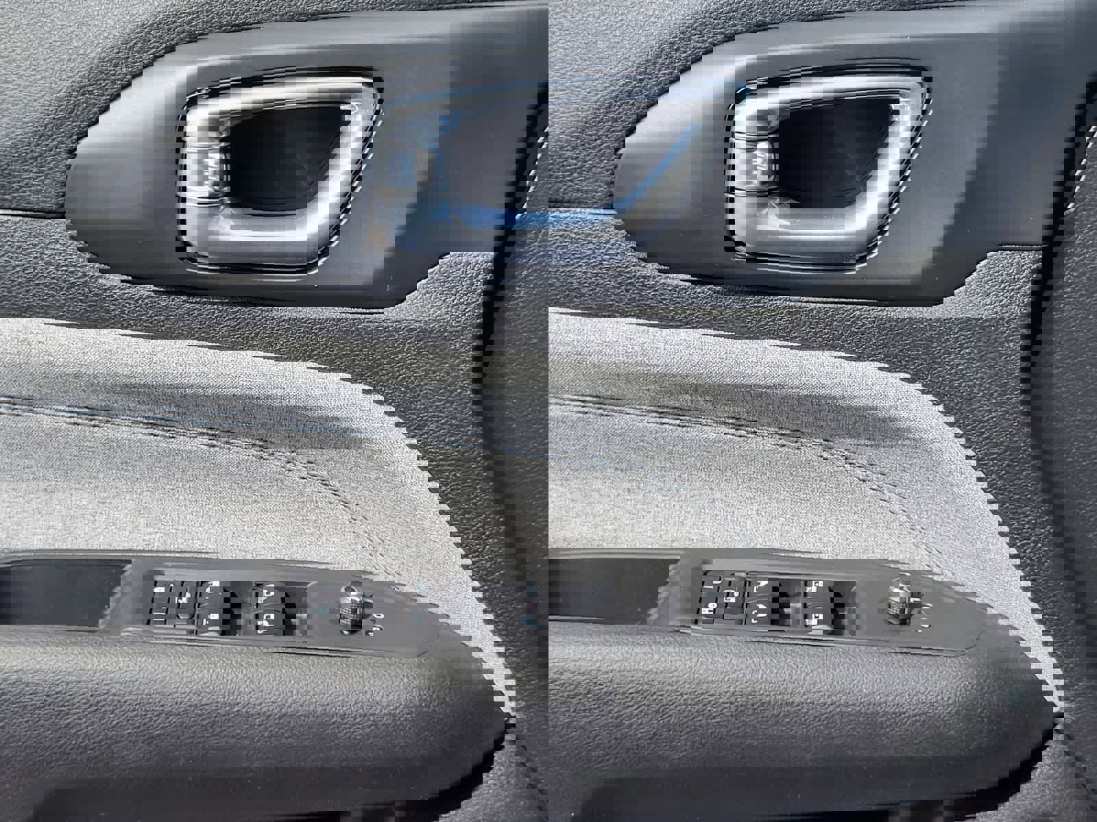 Used 2025 Jeep Compass Sport image 14