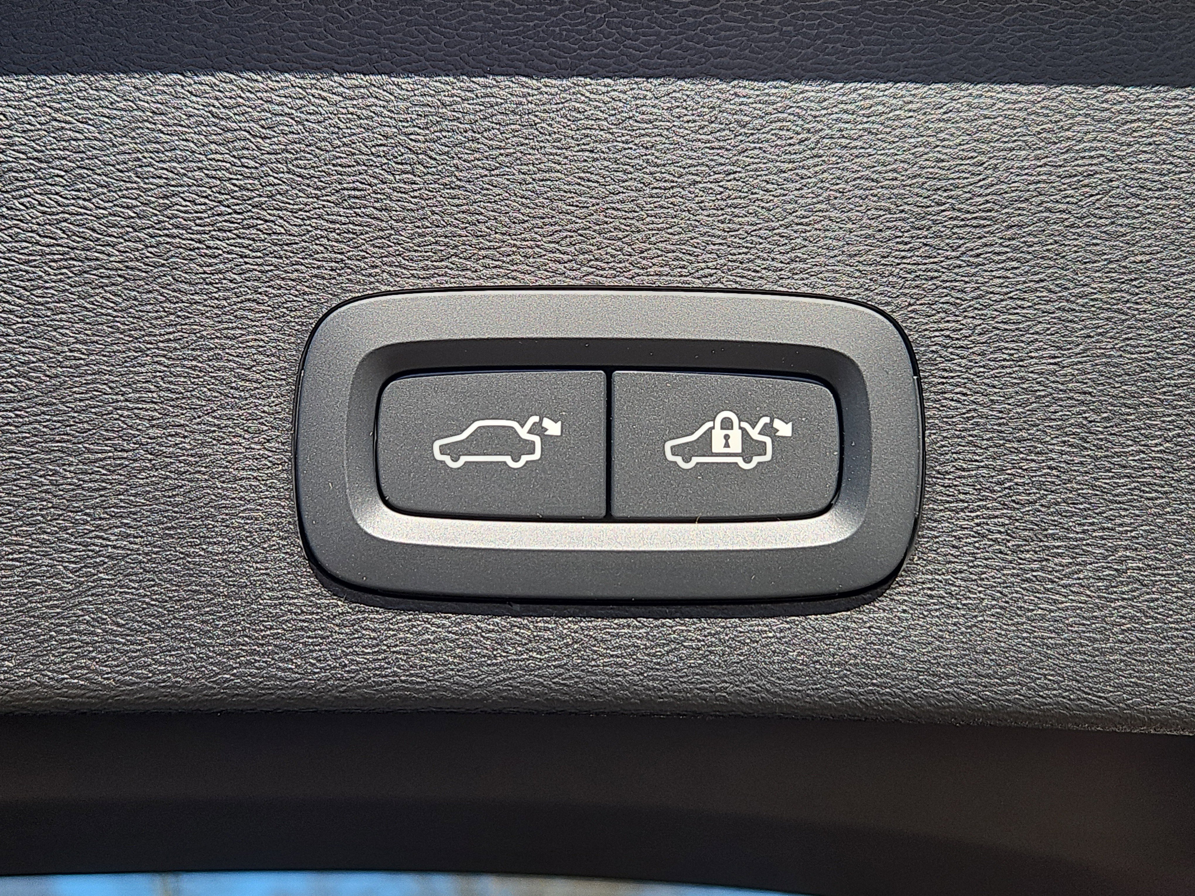 New 2026 Volvo XC40 B5 Ultra w/ Protection Package Premier image 12