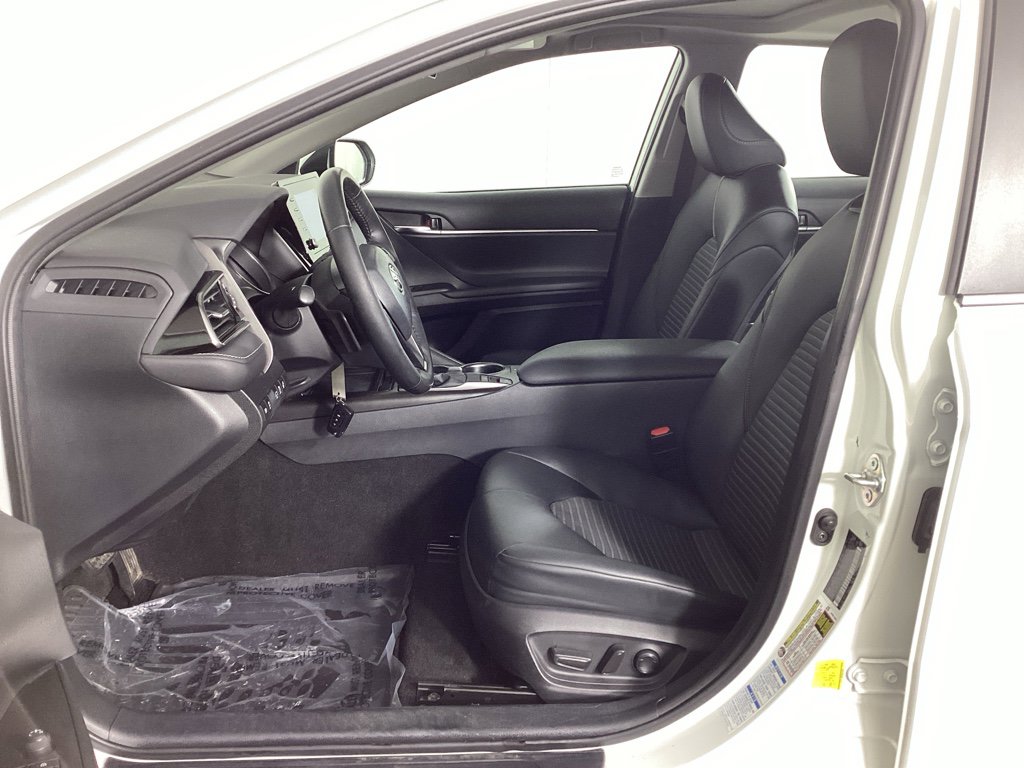Used 2021 Toyota Camry SE w/ Cold Weather Package image 16