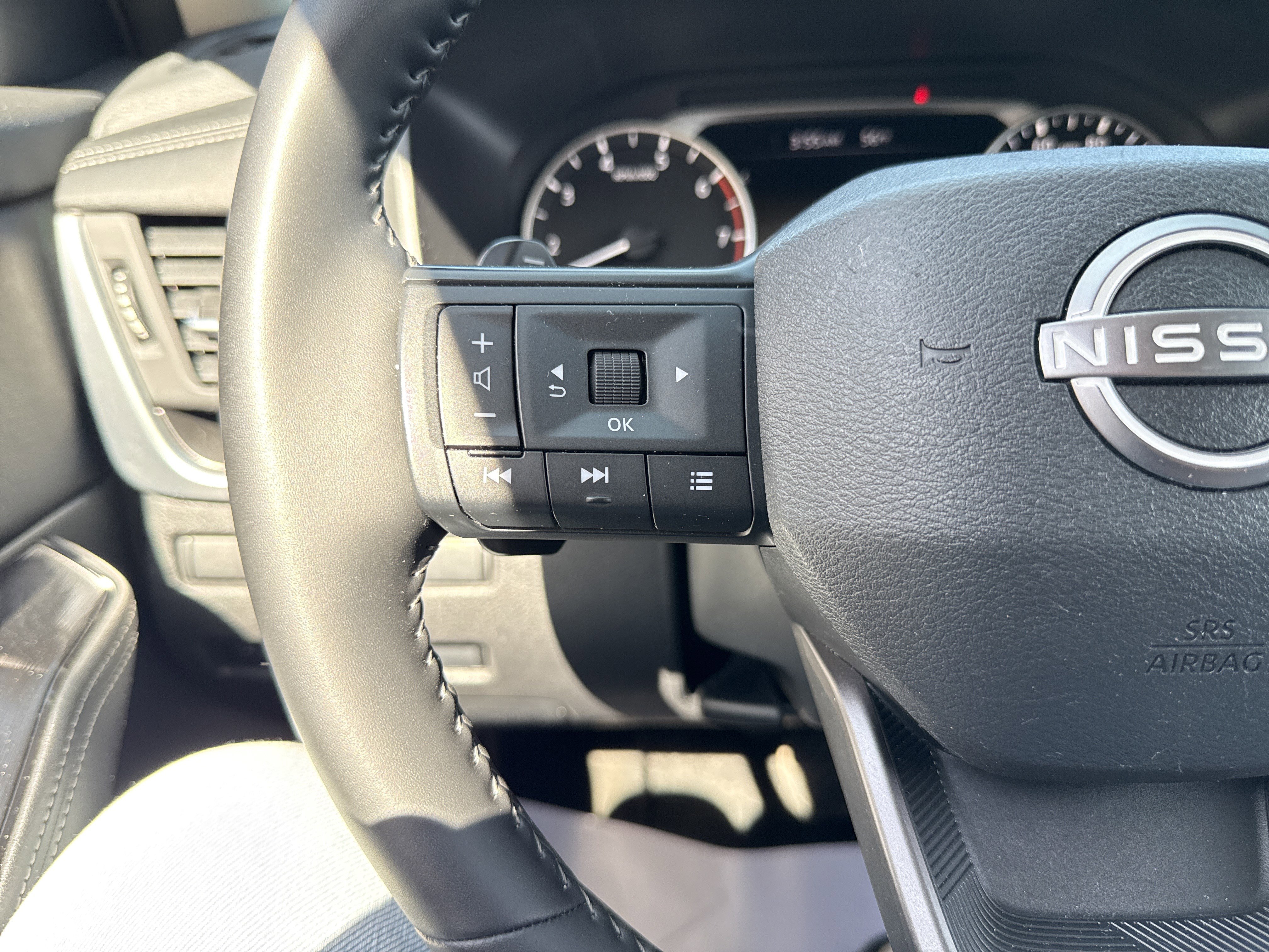 Used 2025 Nissan Rogue SV AWD/4WD image 18