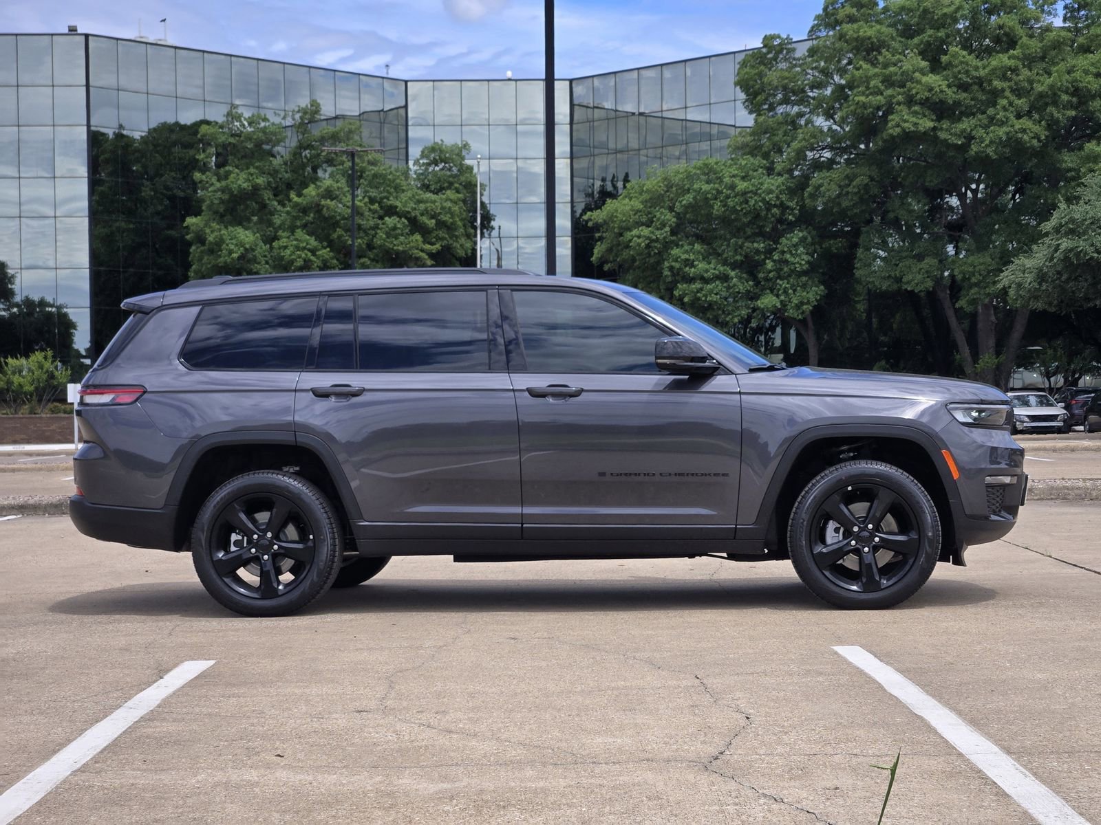 New 2025 Jeep Grand Cherokee L Limited w/ Black Appearance Package AWD/4WD image 7