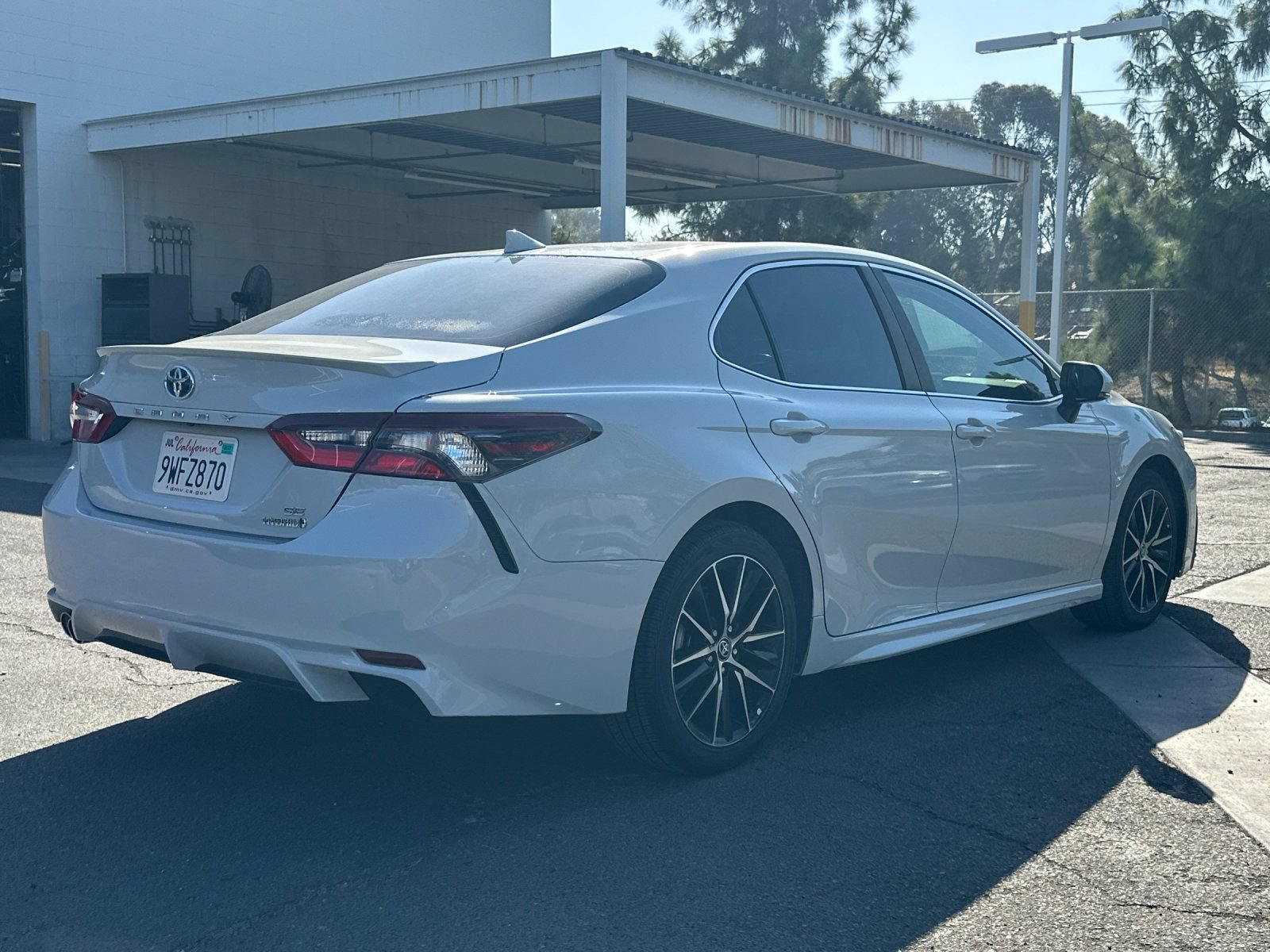 Used 2022 Toyota Camry SE FWD image 3