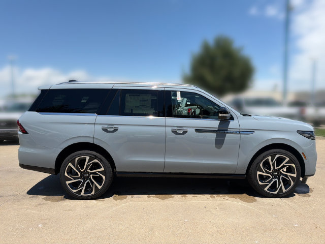 New 2026 Lincoln Navigator Reserve AWD/4WD image 4