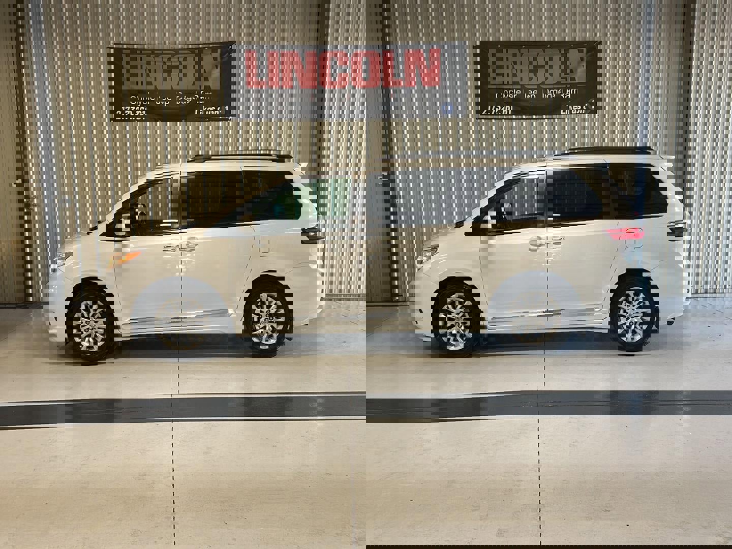 Used 2015 Toyota Sienna XLE w/ XLE Navigation Package FWD image 2