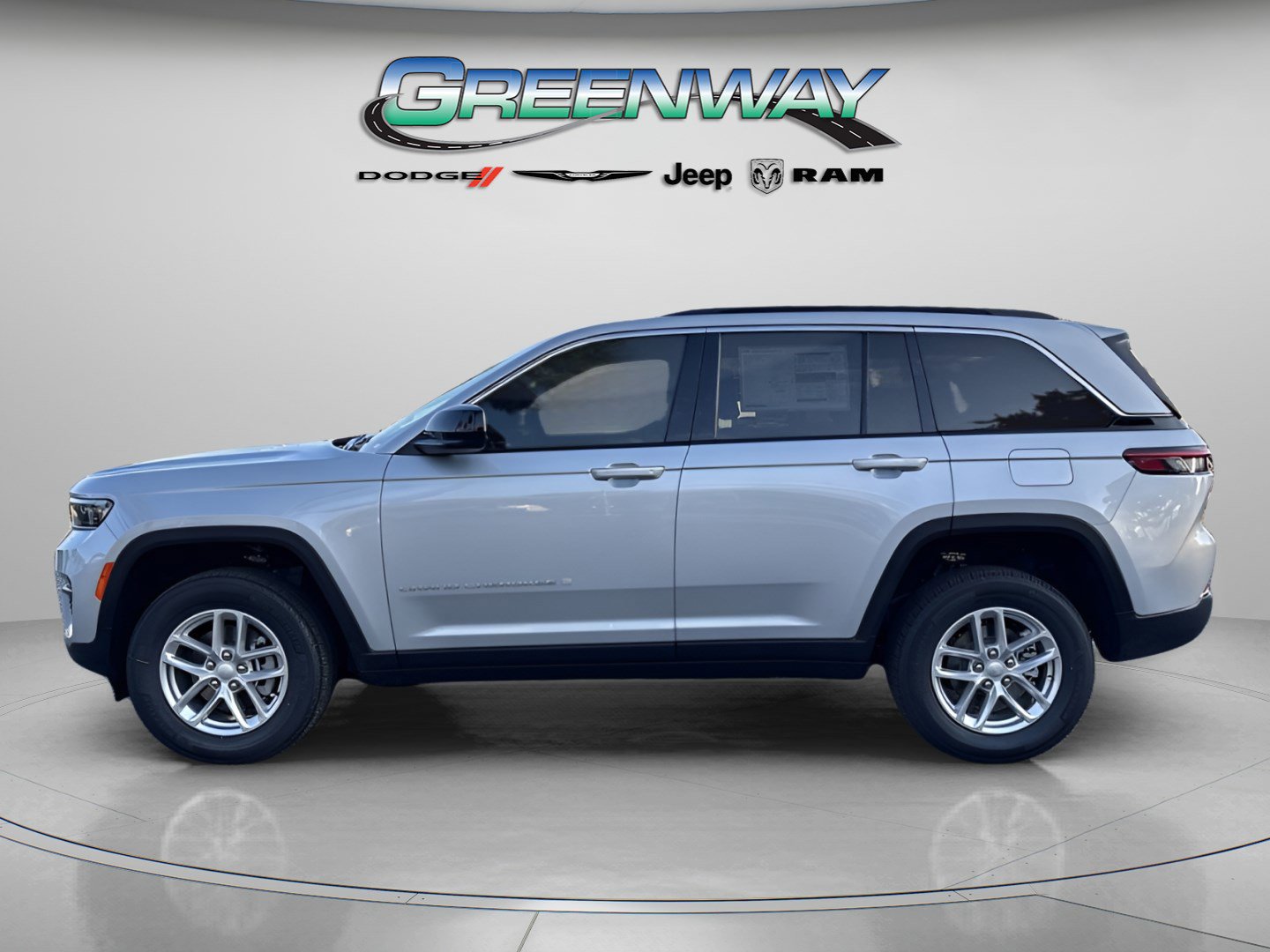 New 2025 Jeep Grand Cherokee Laredo image 2