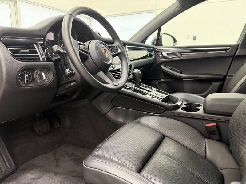 Certified 2025 Porsche Macan AWD/4WD image 4