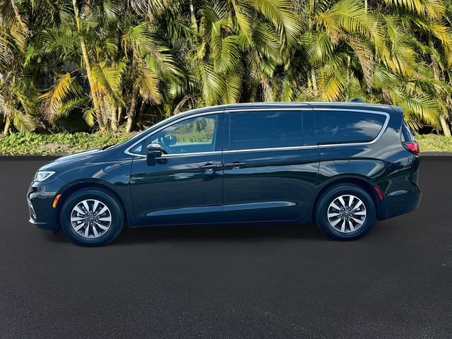 Used 2025 Chrysler Pacifica Select w/ Uconnect Theater Family Group FWD image 8