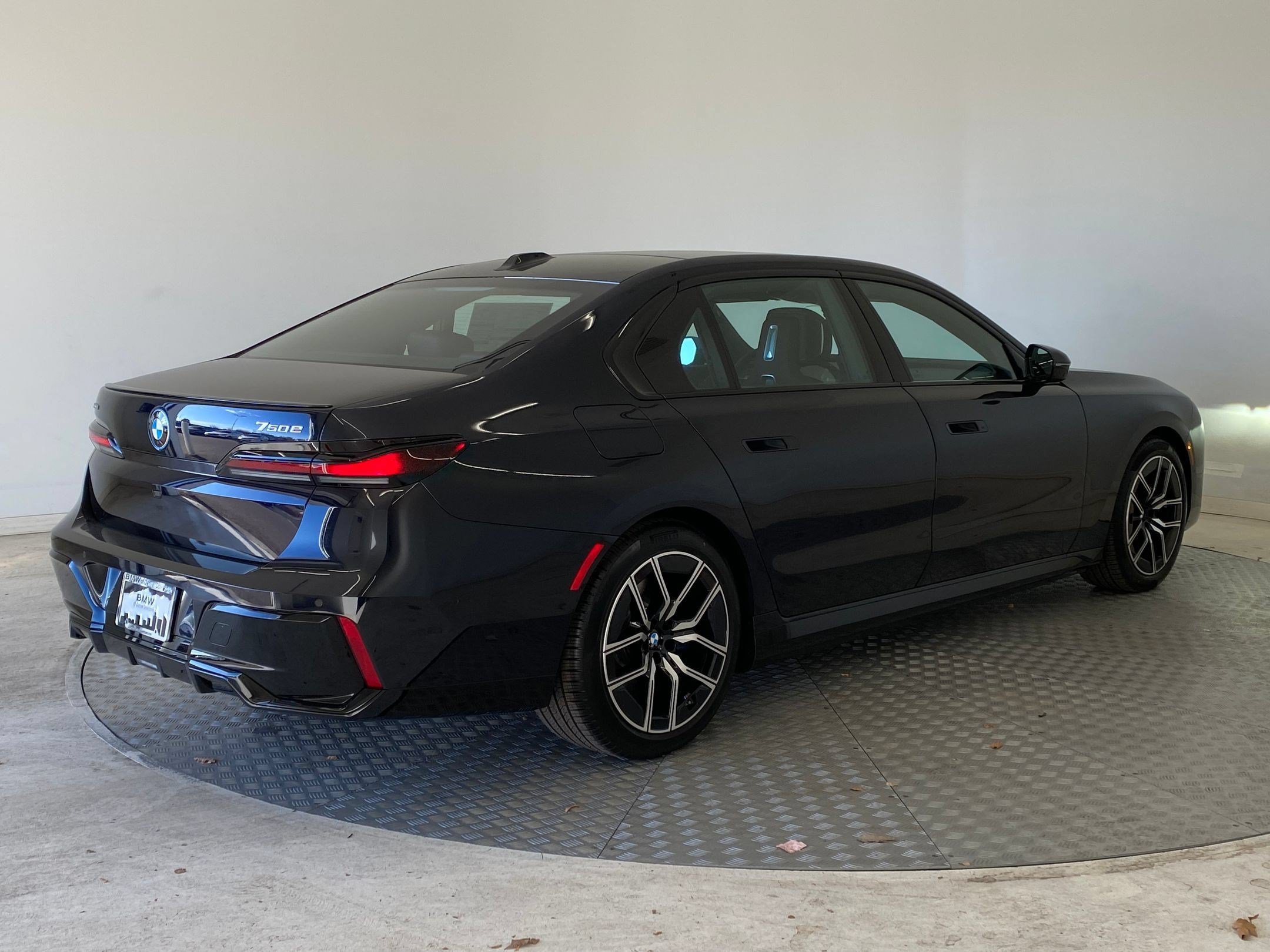 Used 2026 BMW 750e xDrive w/ Premium Package AWD/4WD image 8