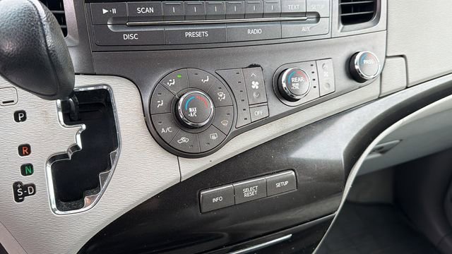 Used 2011 Toyota Sienna LE w/ Towing Pkg image 16