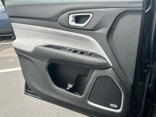 Used 2022 Jeep Compass Latitude w/ Sun and Sound Group image 16