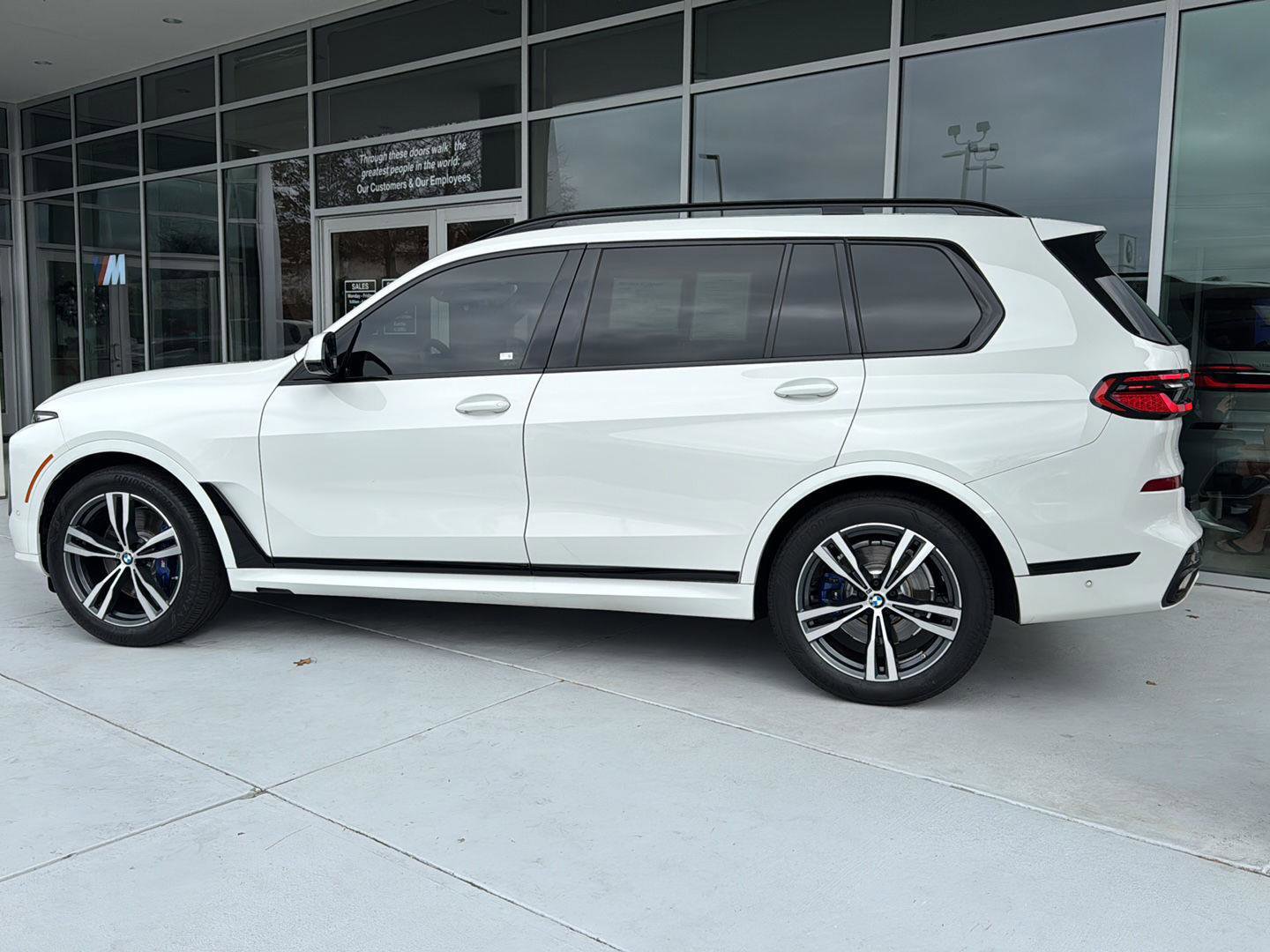 Used 2023 BMW X7 xDrive40i w/ Executive Package image 3