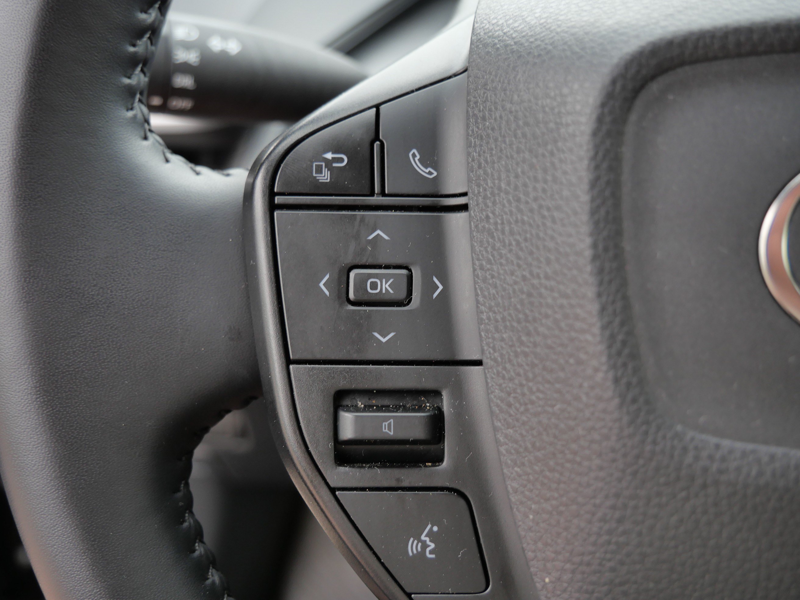 Certified 2025 Toyota Prius LE FWD image 28