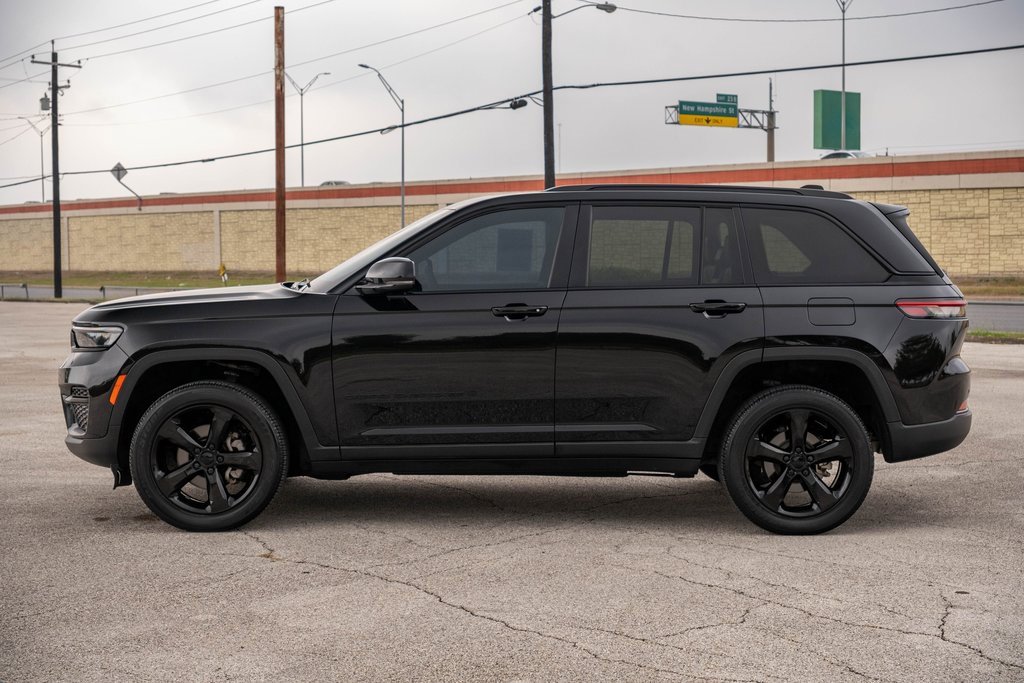 Used 2023 Jeep Grand Cherokee Altitude image 4