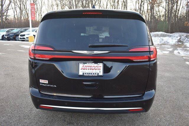 Used 2024 Chrysler Pacifica Touring-L FWD image 7