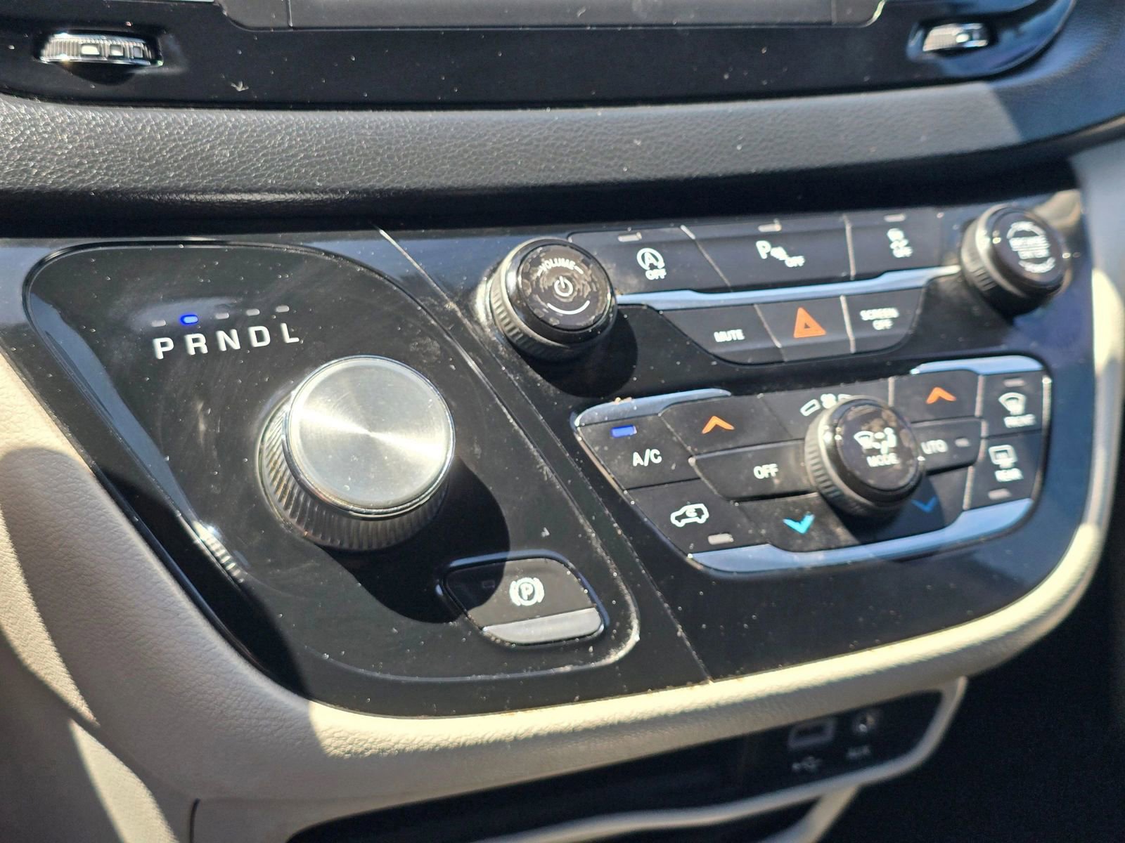 Used 2018 Chrysler Pacifica Touring-L FWD image 32