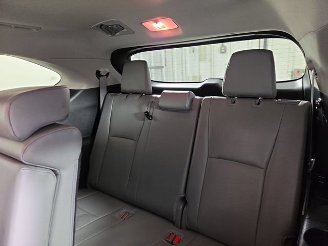 Used 2024 Toyota Highlander XLE AWD/4WD image 17