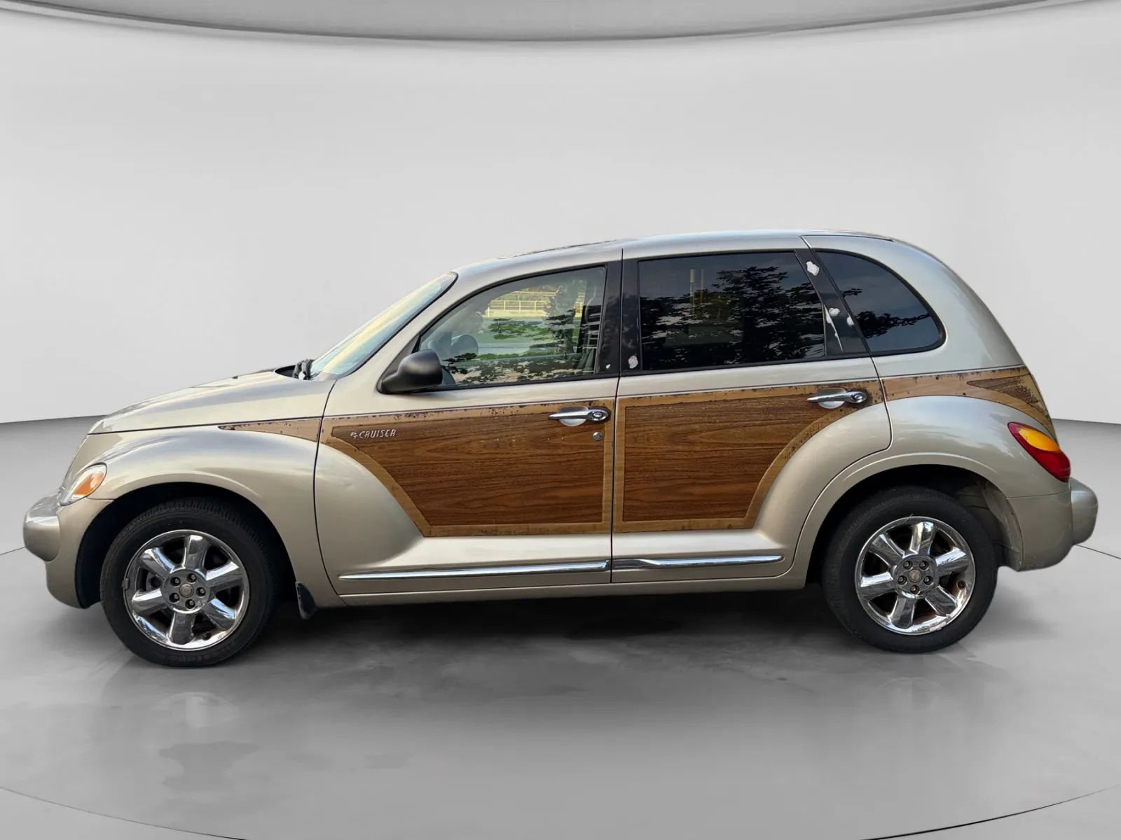 Used 2005 Chrysler PT Cruiser Limited FWD image 2