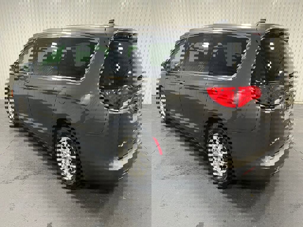 Used 2022 Chrysler Voyager LX image 16