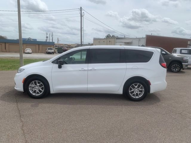 Used 2025 Chrysler Pacifica Select FWD image 4