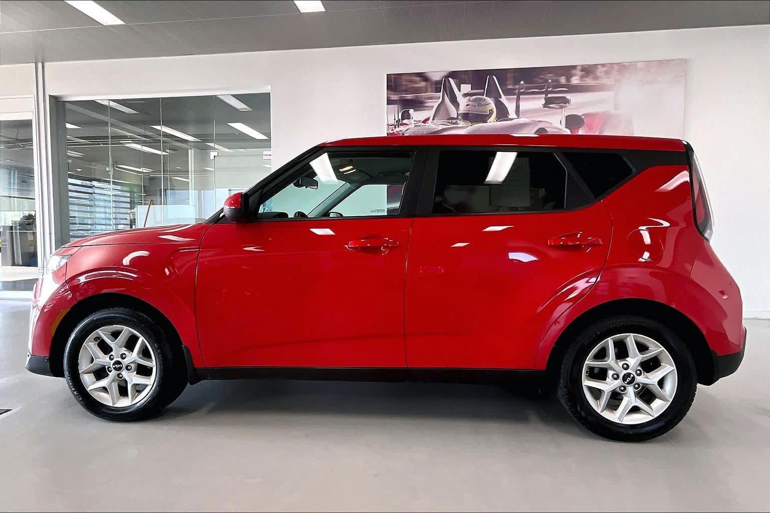 Used 2023 Kia Soul LX w/ LX Technology Package FWD image 3