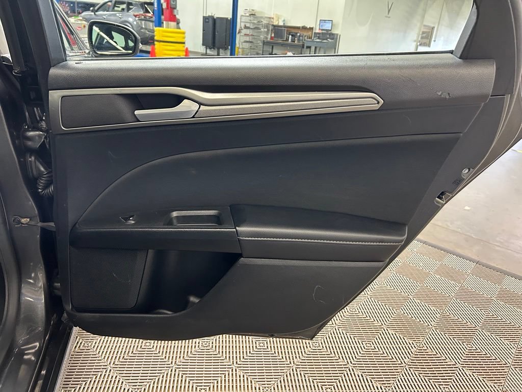 Used 2018 Ford Fusion SE FWD image 13