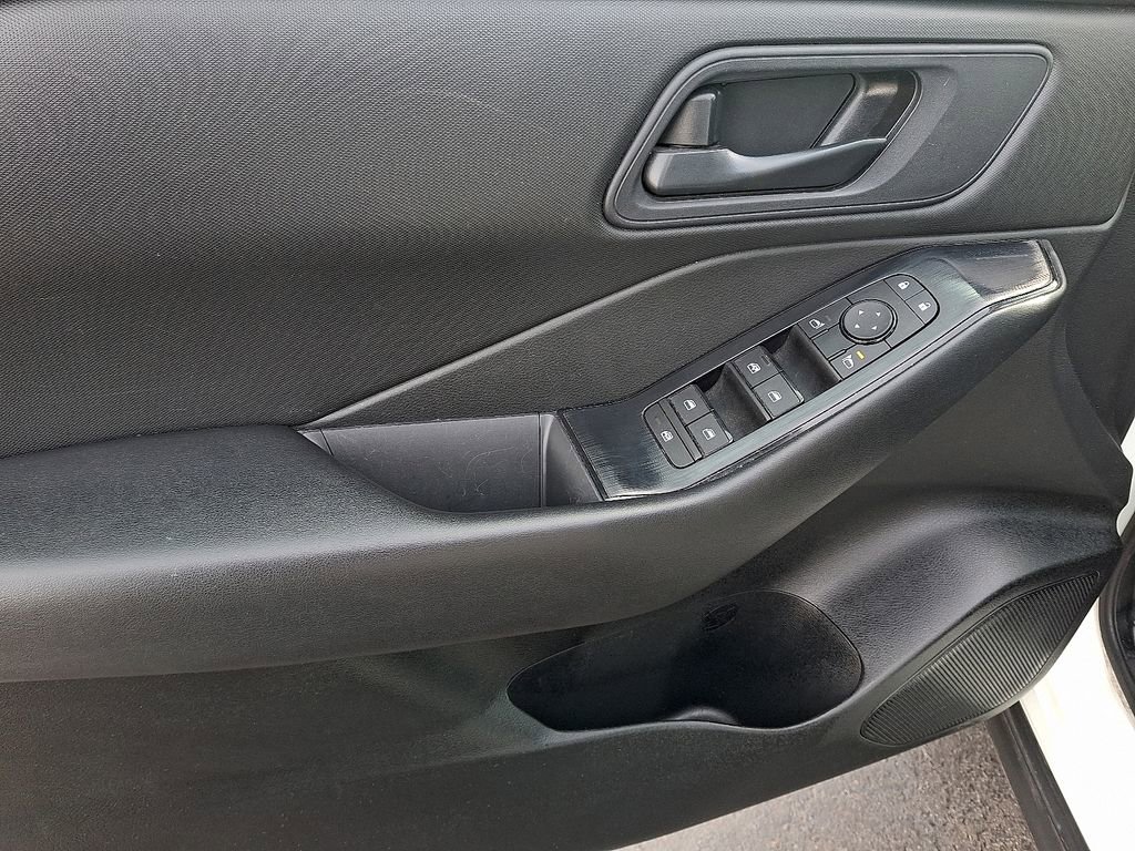 Used 2024 Nissan Rogue S image 12