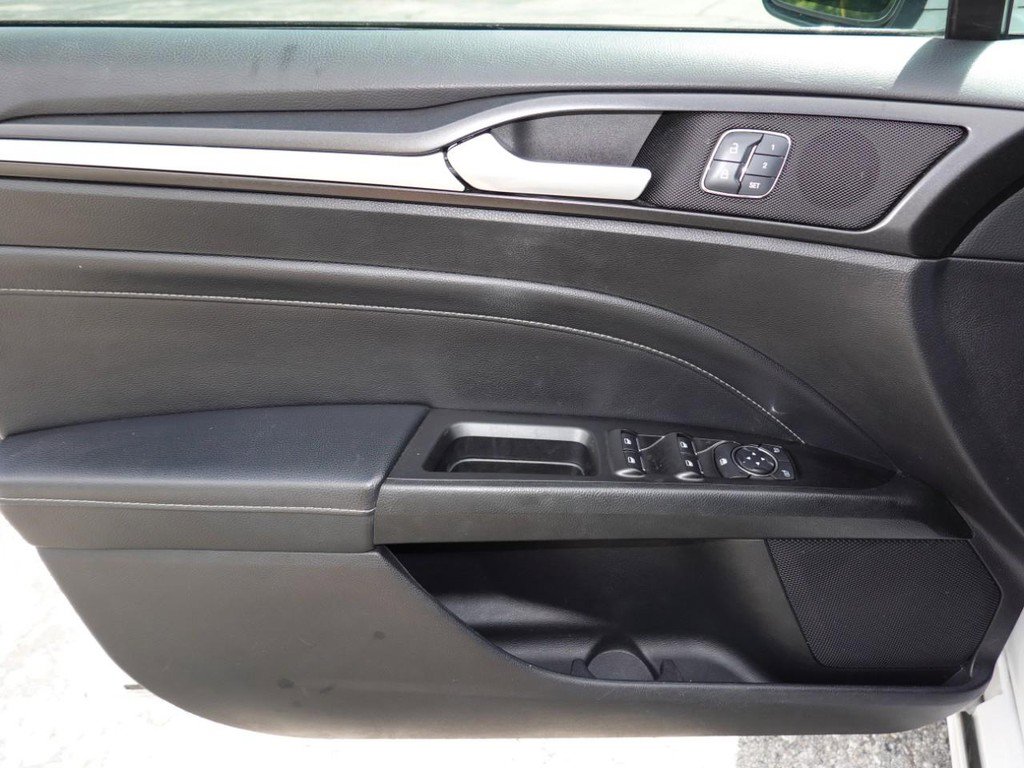 Used 2018 Ford Fusion Titanium image 19