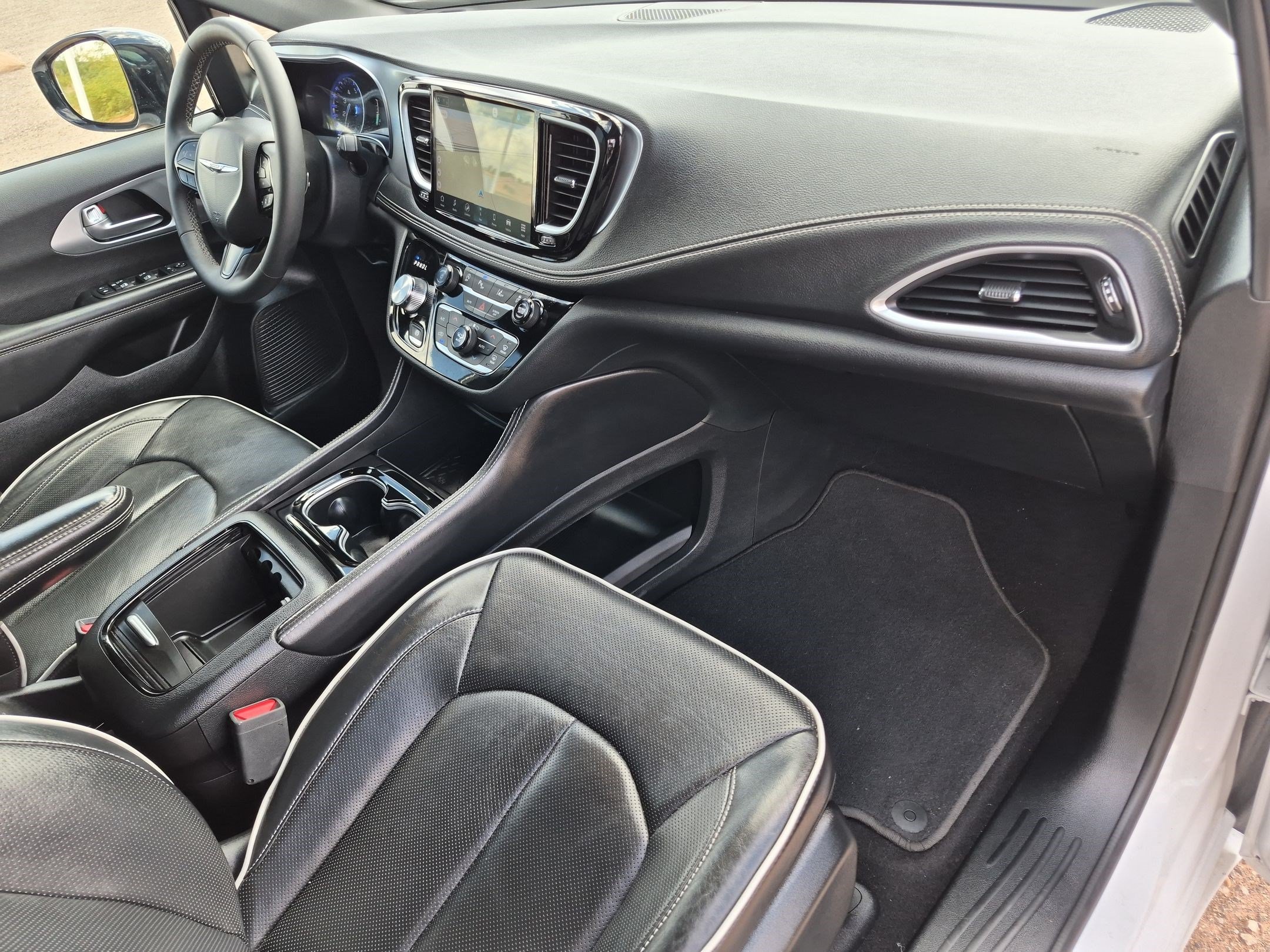 Used 2025 Chrysler Pacifica Limited FWD image 32