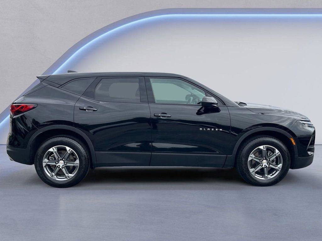 Used 2023 Chevrolet Blazer LT image 2