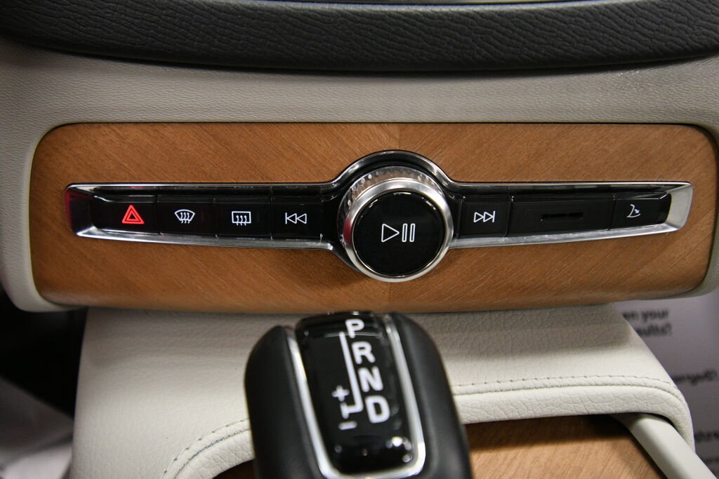 Used 2022 Volvo XC90 T6 Momentum w/ Advanced Package AWD/4WD image 17