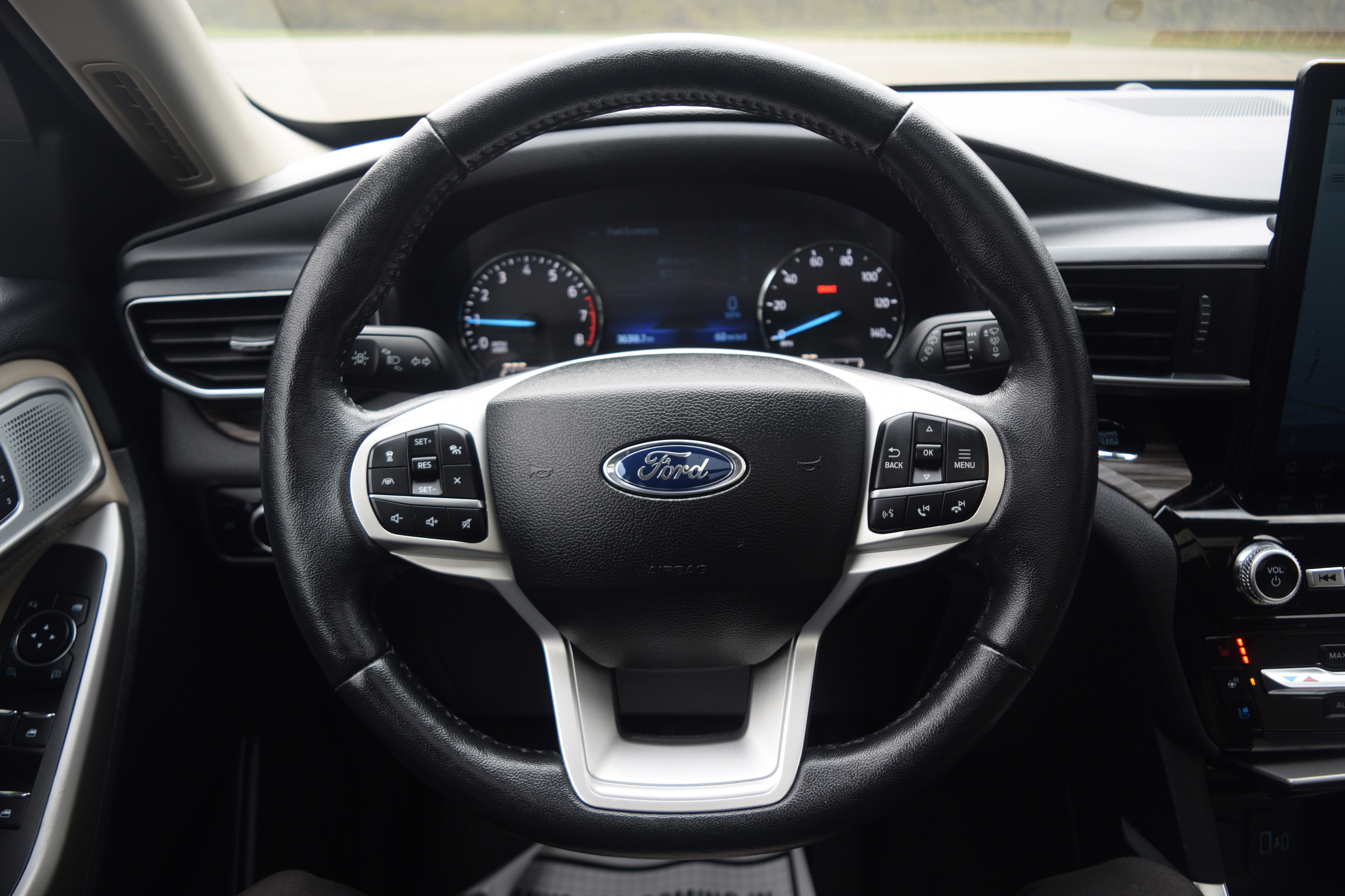 Used 2023 Ford Explorer Limited w/ Limited Technology Package image 4