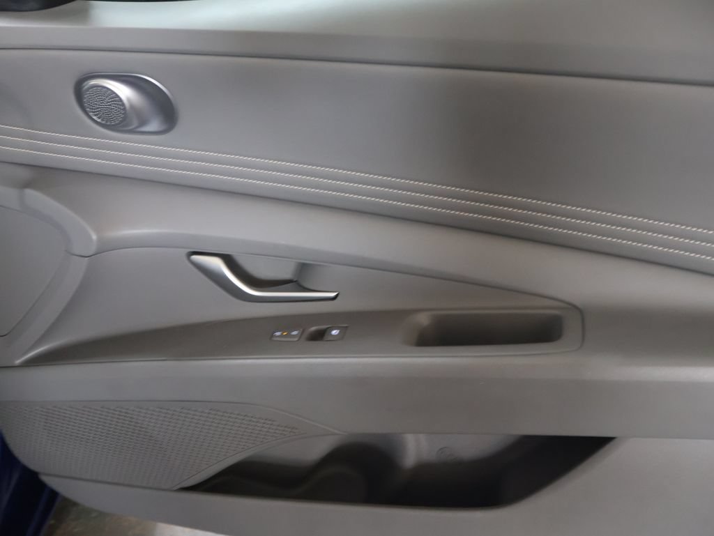 Used 2025 Hyundai Elantra SEL FWD image 11