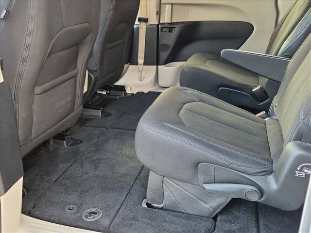 Used 2021 Chrysler Pacifica Touring w/ Cold Weather Group FWD image 20