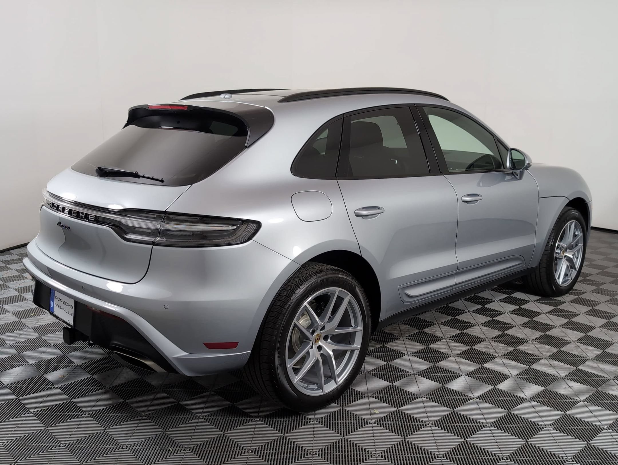 Certified 2025 Porsche Macan AWD/4WD image 8