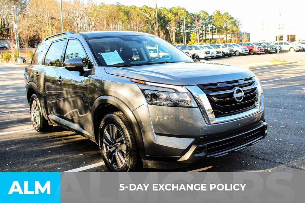 Used 2025 Nissan Pathfinder SV image 4