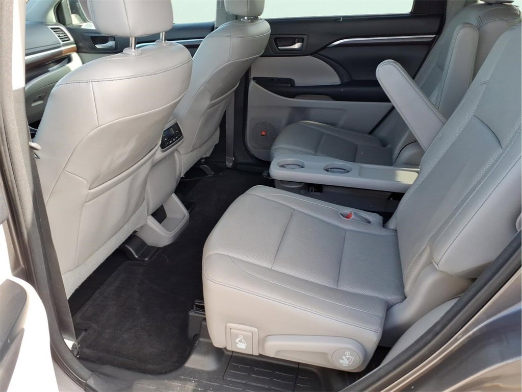 Used 2016 Toyota Highlander Limited image 13