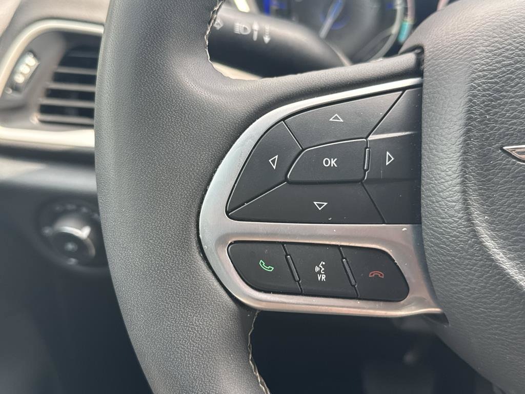 Used 2025 Chrysler Pacifica Select FWD image 12