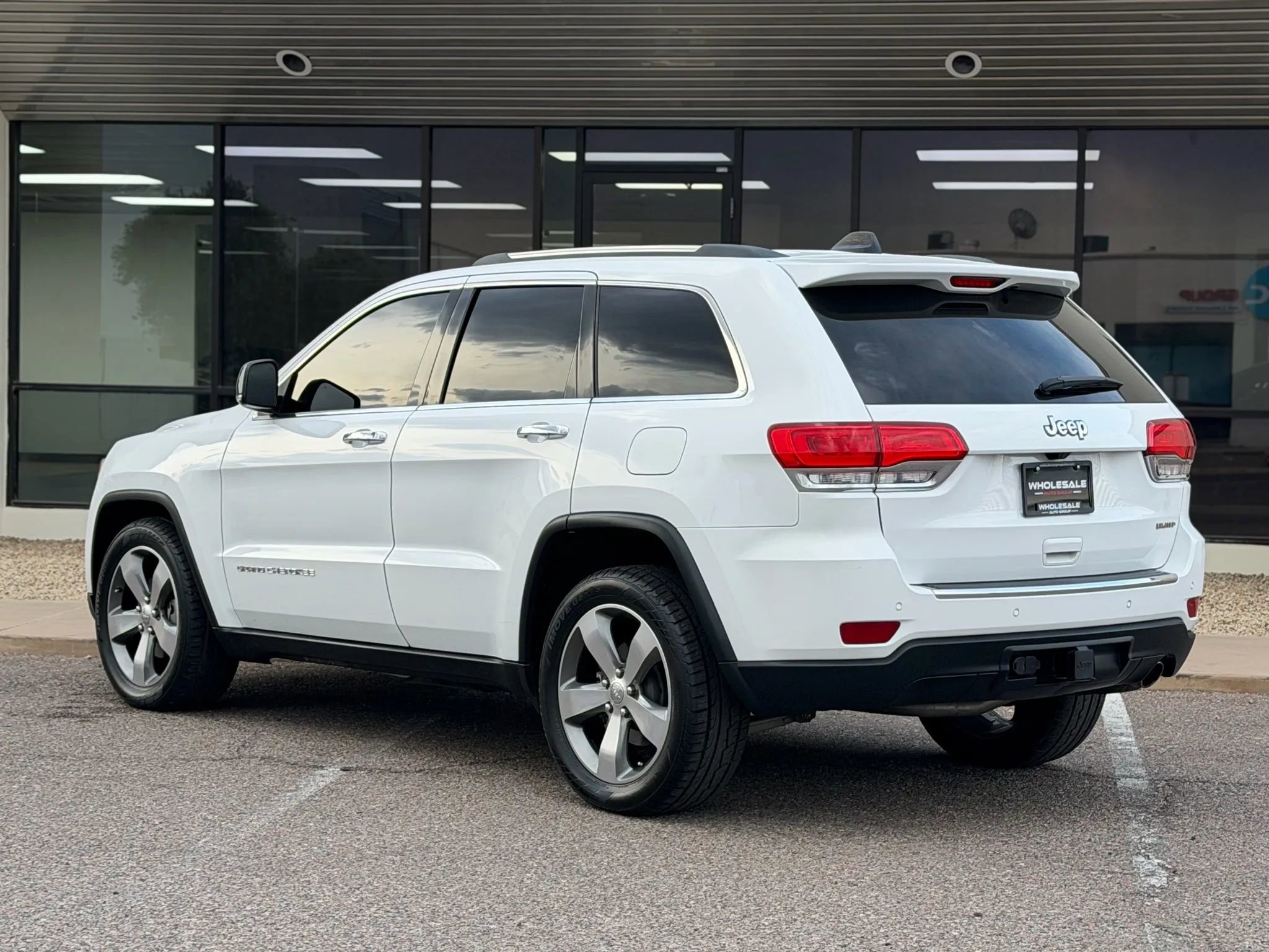 Used 2015 Jeep Grand Cherokee Limited w/ Luxury Group II image 9