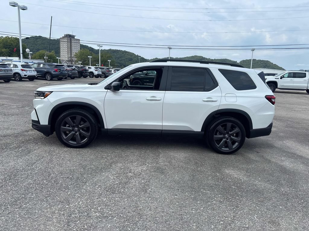 Used 2025 Honda Pilot Sport image 2