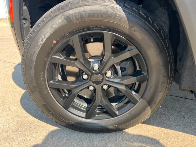 Used 2024 Jeep Grand Cherokee L Altitude AWD/4WD image 17