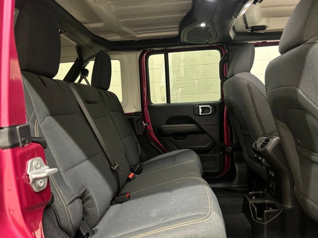 Used 2024 Jeep Wrangler Unlimited Sahara AWD/4WD image 9