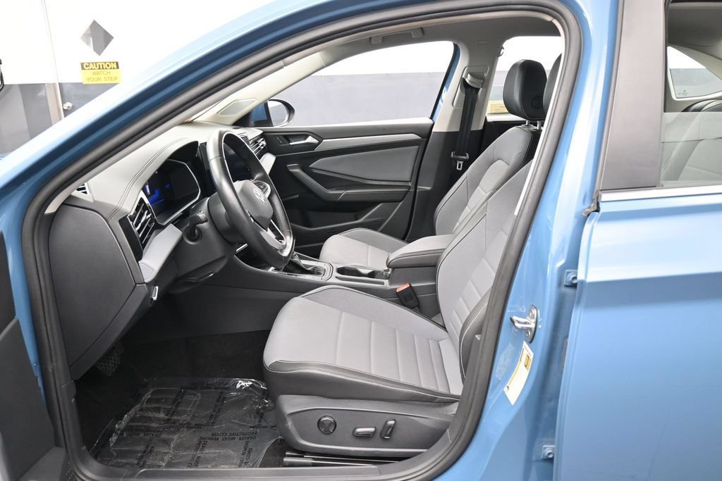 Used 2025 Volkswagen Jetta SE FWD image 11