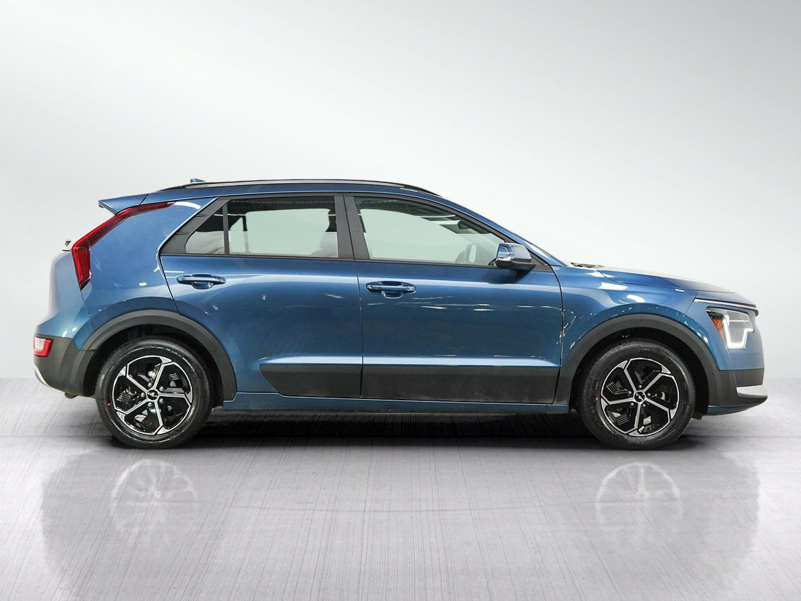 Used 2024 Kia Niro EX w/ EX Cold Weather Package FWD image 6